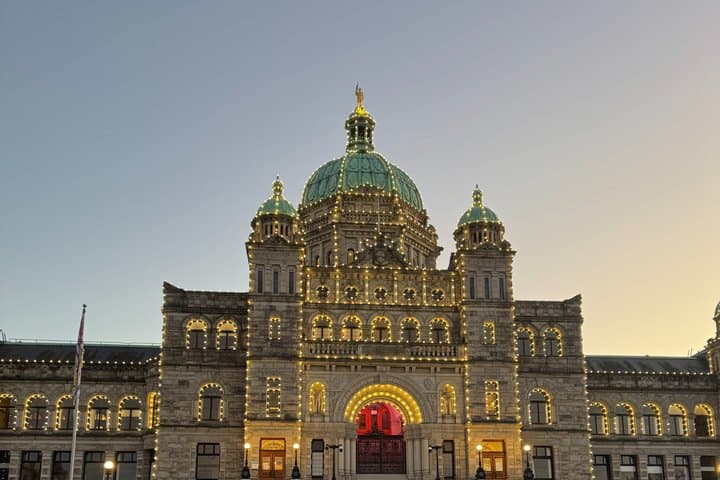 Victoria Free Historic Walking Night Tour-Gratuity Based